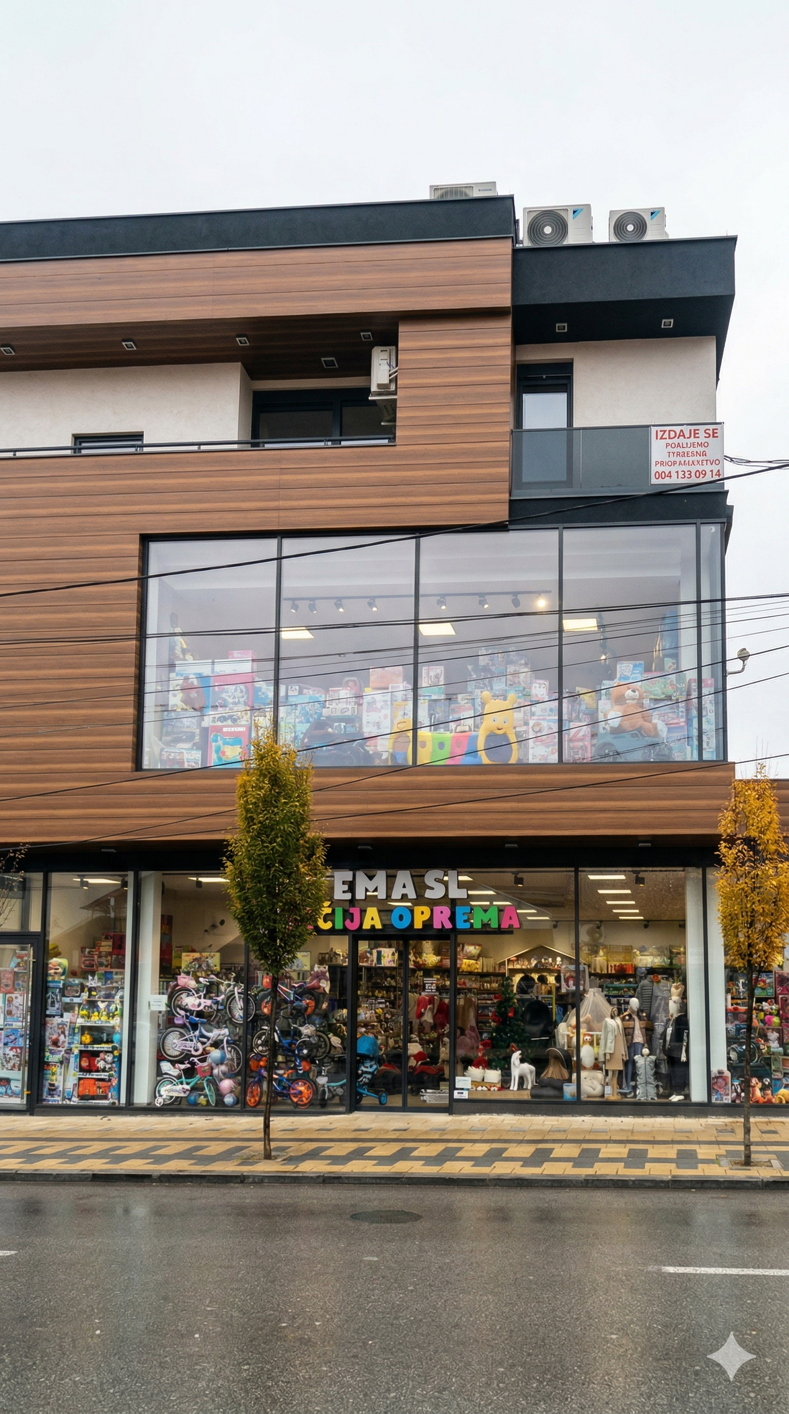 Srećna beba sa igračkama